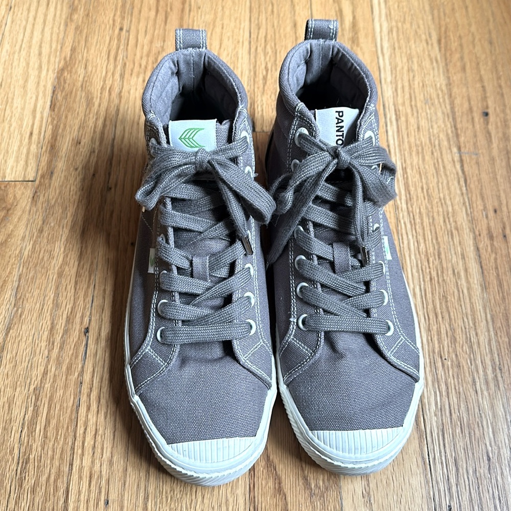 Cariuma Hightops Women’s 9